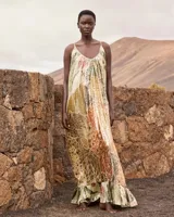 Vestido largo de jacquard de lúrex metalizado multicolor con estampado de leopardo y motivos florales, corte fluido, escote redondo y tirantes finos ajustables.