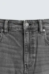 Jeans de hombre, corte skinny y largo cropped, color negro lavado. Presenta cinco bolsillos y cierre frontal con cremallera y botón.