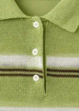Chaleco de punto de manga corta con rayas horizontales en tonos verde, blanco y marrón, cuello camisero y cierre frontal parcial de botones.
