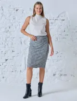 Falda de corte recto confeccionada en tejido tweed de la marca Zac & Rachel. Presenta cintura elastizada, bolsillos delanteros simulados con botones y un tajo en el ruedo trasero.