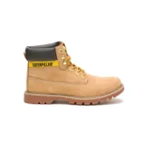 Bota Caterpillar modelo Colorado 2.0 de color tostado, confeccionada en cuero nubuck. Presenta cuello acolchado negro con detalles en amarillo con la inscripción de la marca, ojetes metálicos dorados, cordones bicolor y suela de goma tractorada.
