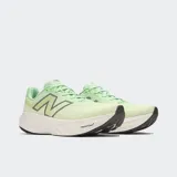 Championes de running New Balance modelo Fresh Foam X 1080v14, color verde claro con degradado a amarillo pálido. Presentan el logo 'N' en gris oscuro y una entresuela gruesa de espuma color crema con tecnología Fresh Foam X.