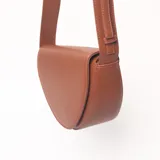 Bandolera de diseño semicircular en color marrón, con correa larga ajustable y cierre superior.