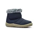 Bota corta acolchada de estilo casual, color negro, con cierre de velcro en el empeine y detalle de piel sintética en el borde superior. Cuenta con suela de goma antideslizante.