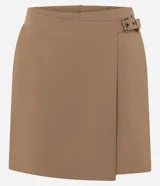 Short pollera de sastrería color marrón, confeccionado en mezcla de poliéster y viscosa, con diseño cruzado tipo envolvente.