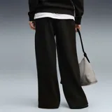Pantalón deportivo Puma Class Relaxed Wide Leg, color negro, con diseño de pierna ancha, cintura elástica con cordón de ajuste y bolsillos laterales. Cuenta con el logo de la marca bordado en la pierna izquierda.