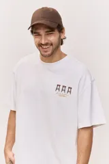 Remera oversize blanca de manga corta, con corte amplio y estampa gráfica pequeña en el pecho.