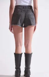 Short de jean negro con lavado stone wash, bigotes, tiro medio, calce clásico, cinco bolsillos y ruedo desflecado.