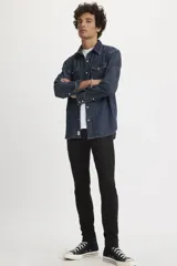 Pantalón de jean negro, corte skinny y tiro medio.