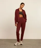 Campera deportiva negra confeccionada en microfibra pesada, con cuello alto doblado, cremallera delantera con cordón en el tirador y puños ajustados.