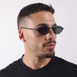 Lentes de sol con armazón metálico dorado de diseño geométrico hexagonal y cristales oscuros con protección UV400.