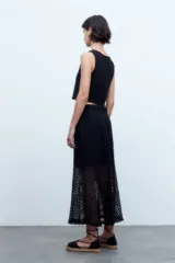 Blusa de encaje coral sin mangas.