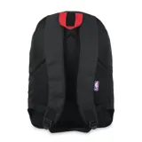 Mochila urbana negra con diseño ergonómico, espalda acolchada con tela mesh para mayor transpirabilidad y detalle de asa superior en color rojo. Incluye parche oficial de la NBA en la parte posterior.