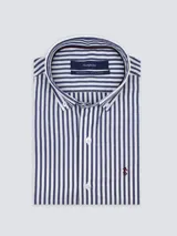 Camisa de hombre de corte clásico con diseño de rayas verticales, cuello con botones y logo bordado en el pecho. Confeccionada en algodón.