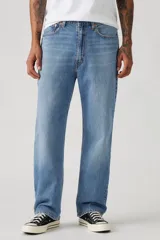 Pantalón de jean celeste, de corte recto y tiro medio.