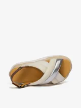 Sandalias de plataforma con tiras cruzadas de cuero color crema y plateado, con tira trasera ajustable marrón.