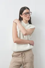 Pantalón de punto de corte relajado, con pierna recta y caída fluida. Presenta cintura con cordón ajustable y diseño minimalista.