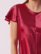 Blusa color beige de satén, marca Alex & Lili. Manga corta amplia, corte bajo el busto y espalda con abertura ojal y botón.