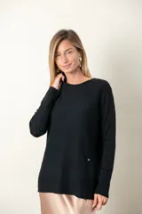 Buzo color verde azulado de tejido de punto fino con frente acanalado y bolsillo con botón de strass.