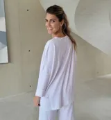 Remerón blanco de corte holgado con mangas largas y puños anchos.