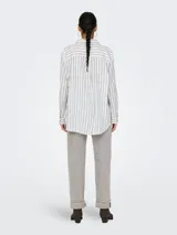 Camisa de manga larga con cuello clásico y bolsillo frontal, confeccionada en tejido de lino y viscosa con rayas verticales finas grises sobre fondo blanco.