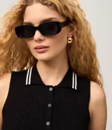 Blusa celeste sin mangas confeccionada en punto, con cuello polo, detalles contrastantes a rayas blancas en el cuello y cierre frontal parcial con botones.