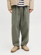 Pantalón jogger verde militar de corte holgado, con pinzas en la cintura y elástico ajustable.