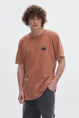 Remera gris de manga corta con efecto lavado "washed" y estampa tipográfica en el pecho con diseño de estrella.