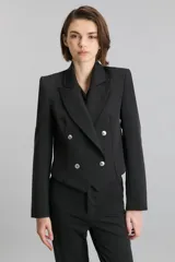 Blazer negro corto de gabardina con calce slim, solapas en pico y forrería personalizada a tono.
