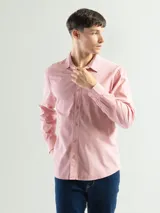 Camisa de manga larga color gris oscuro, confeccionada en algodón, con cuello clásico, cierre frontal con botones, bolsillo de parche en el pecho y corte clásico.