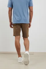 Bermuda de gabardina color gris oscuro, corte recto y largo a la rodilla.