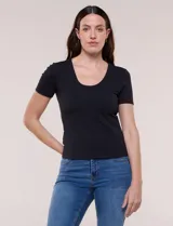 Remera básica de modal, marca Industry, color blanco, con escote redondo y mangas cortas.