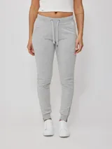 Pantalón deportivo tipo jogging color gris melange, confeccionado en 60% algodón y 40% poliéster, con cintura elástica ajustable con cordón y puños ajustados con cierre.