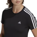 Remera Adidas Essentials de corte ajustado color negro, con tres rayas blancas en las mangas y logo bordado en el pecho.