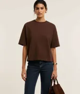 Blusa basica oversize de algodon color marron, con cuello redondo y mangas cortas con sisas desplazadas.