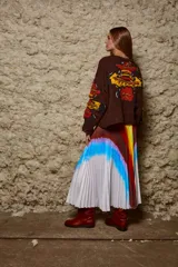 Falda midi plisada con elástico en la cintura y estampado abstracto en tonos grises.