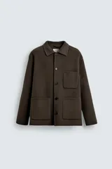 Sobrecamisa de corte regular fit confeccionada en tejido de lana doble faz, color marrón oscuro. Presenta cuello solapa, cierre frontal de botones, mangas largas con puños abotonados y bolsillos de plastrón en el pecho y la cadera.