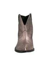 Botines de estilo western Hush Puppies, confeccionados en cuero metalizado color peltre. Presentan un diseño de caña baja con corte en V, costuras decorativas en el empeine y un taco cuadrado de altura media en color negro.