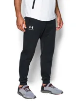 Pantalón deportivo Under Armour negro, tipo jogger, con puños ajustados en los tobillos y logo de la marca en blanco en el muslo izquierdo.