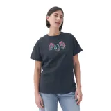 Remera negra de corte clásico con cuello redondo y mangas cortas. Estampado frontal con el logo de Roxy, flores y un corazón.