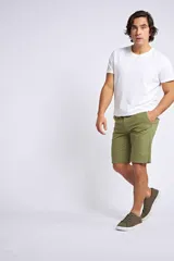 Bermuda tipo chino de corte recto, color verde oliva, con cierre frontal de cremallera y botón, bolsillos laterales y traseros, y pasacintos en la cintura.