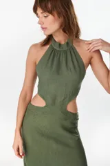 Vestido largo azul marino de lino italiano, con escote halter, aberturas laterales en la cintura y tajo en la falda.