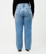 Pantalón de jean corte recto en color azul claro, con aplicación de brillo sutil en las piernas. Presenta cintura estructurada, cierre frontal con botón y cremallera, y diseño clásico de cinco bolsillos.