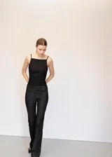 Jeans de denim negro de tiro bajo y corte recto, con presillas para cinto y bolsillos funcionales.
