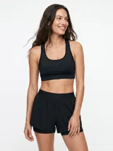 Short deportivo negro con diseño de doble capa, confeccionado con cintura elástica para mayor comodidad.