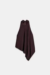 Top de cuello halter confeccionado en tejido satinado, con diseño asimétrico y caída fluida. Presenta lazada ajustable en la espalda.