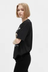 Remera blanca de algodón con cuello redondo, mangas cortas y calce holgado. Cuenta con un estampado frontal de estilo gráfico que dice "Negroni" junto con la ilustración de un trago y rodajas de naranja.