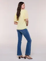 Blusa blanca de silueta suelta con escote redondo y mangas cortas estilo mariposa confeccionadas en tela plisada translúcida.