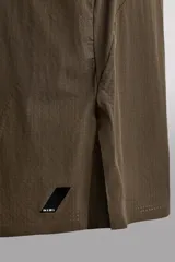 Pantalones cortos de entrenamiento Zara Athleticz en color salmón, confeccionados en tejido técnico ligero y elástico con estructura. Cuentan con cintura elástica ajustable, forro interior, bolsillos laterales y perneras con aberturas laterales.