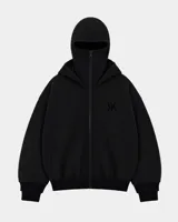 Campera oversize negra de felpa suave con cierre frontal, doble capucha que incluye un diseño tipo balaclava integrado, bolsillos laterales y logo bordado tono sobre tono en el pecho.